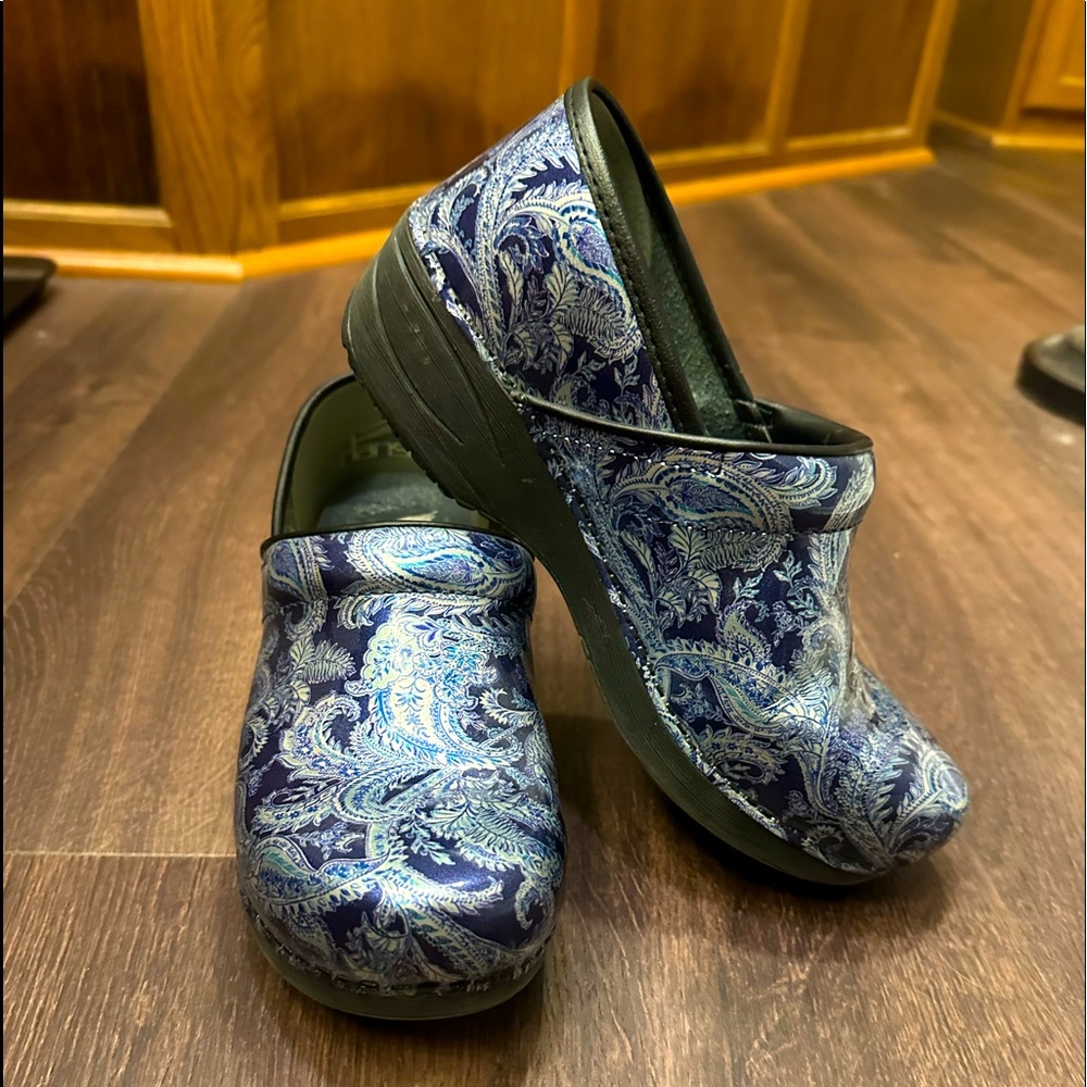 Women’s Dansko XP 2.0 size 39 (8.5-9) Blue Paisley Patent Cloga